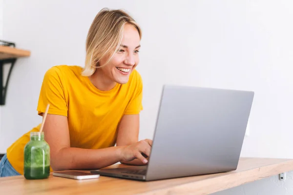 Junge Lächelnde Blonde Frau Gelbem Shirt Mit Kopfhörern Laptop Der — Stockfoto