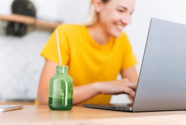 Glas Mit Grünem Smoothie Auf Dem Tisch Vor Dem Hintergrund — Stockfoto