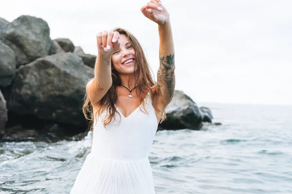 Jonge Zorgeloze Mooie Vrouw Met Lang Haar Witte Jurk Genieten — Stockfoto