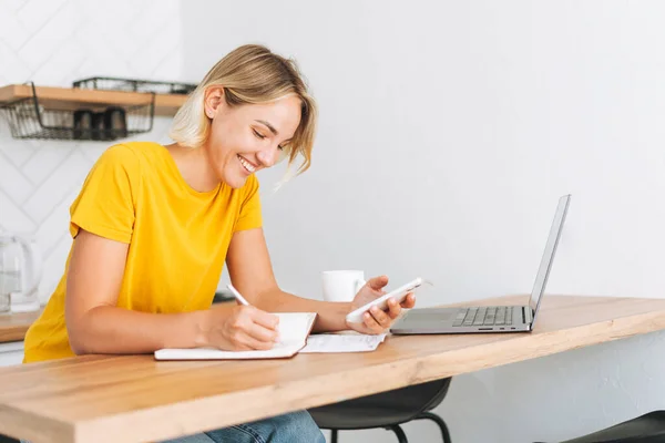 Junge Lächelnde Blonde Frau Gelben Shirt Arbeitet Hause Laptop Der — Stockfoto