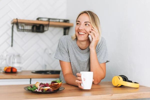 Jonge Blonde Vrouw Gele Hoofdtelefoon Ontbijten Met Gezonde Sandwiches Croissants — Stockfoto