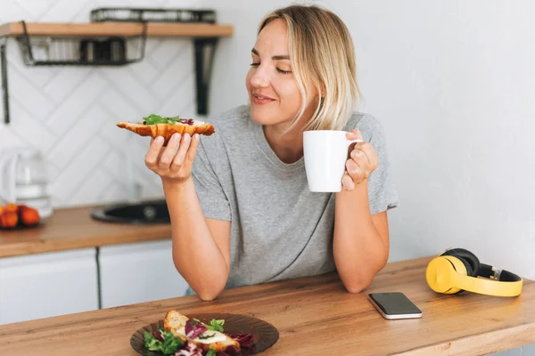 Jonge Blonde Vrouw Ontbijten Met Gezonde Sandwiches Croissants Thee Ochtends — Stockfoto