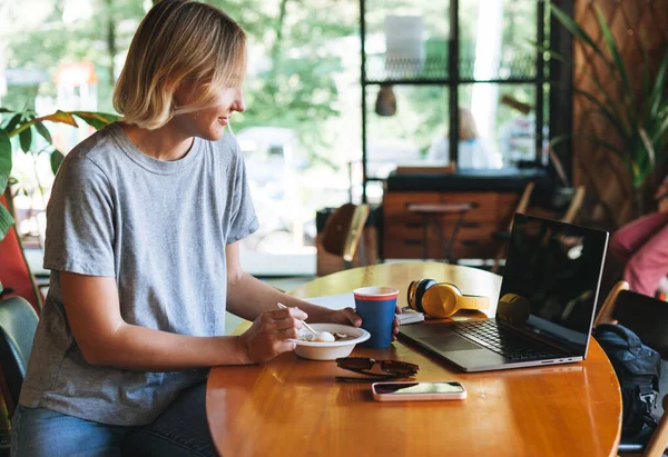 Junge Lächelnde Blonde Freiberuflerin Mit Gelben Kopfhörern Die Einem Notizbuch — Stockfoto