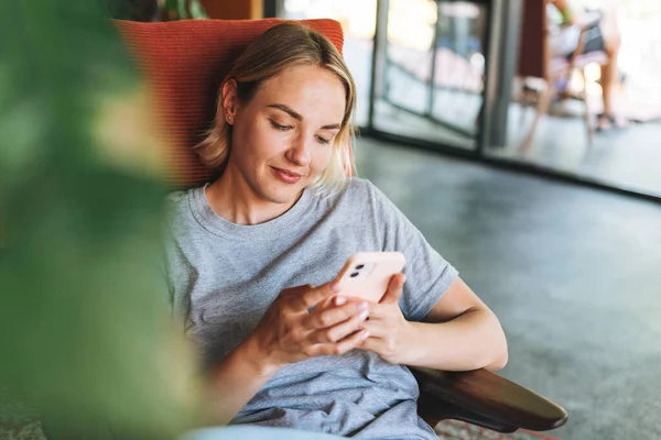 Jonge Glimlachende Blonde Vrouw Casual Kleding Met Behulp Van Sociale — Stockfoto