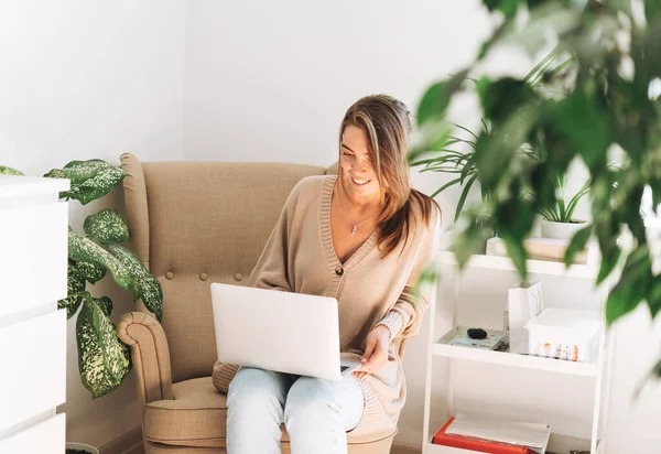 Joven Mujer Atractiva Sonriente Acogedor Cárdigan Beige Trabajando Ordenador Portátil — Foto de Stock