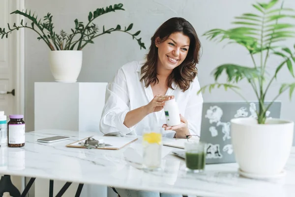 Jonge Glimlachende Brunette Vrouw Voedingsdeskundige Size Wit Shirt Werken Laptop — Stockfoto