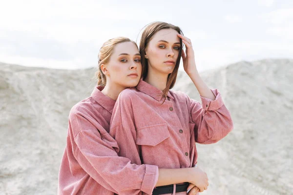 Moda Beleza Retrato Jovens Irmãs Camisas Veludo Orgânico Rosa Fundo — Fotografia de Stock