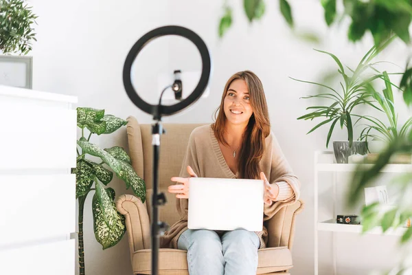 Joven Blogger Mujer Bonita Graba Vídeo Teléfono Móvil Usando Lámpara — Foto de Stock