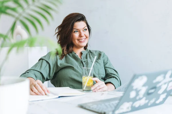 Junge Lächelnde Brünette Frau Größe Lässigem Hemd Mit Zitronenwasser Laptop — Stockfoto