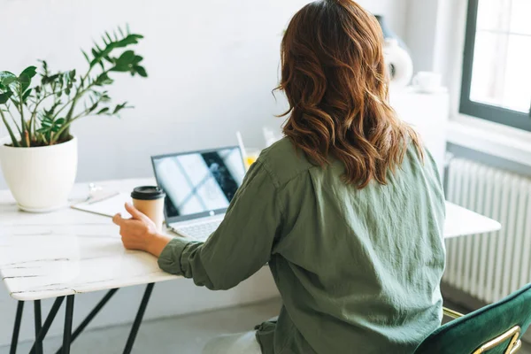 Jonge Glimlachende Brunette Vrouw Size Werken Laptop Tafel Met Huis — Stockfoto