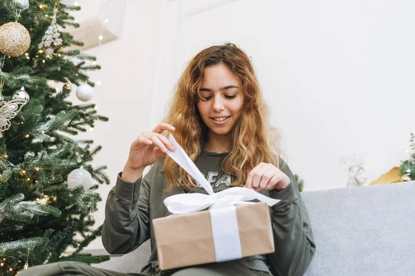 Ragazza Adolescente Con Capelli Ricci Tiene Scatola Regalo Tra Braccia — Foto Stock