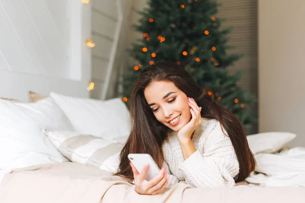 Jonge Mooie Aziatische Vrouw Met Donker Lang Haar Gezellige Witte — Stockfoto