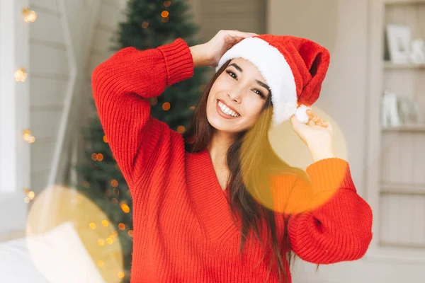 Jovem Bela Mulher Asiática Com Cabelos Longos Escuros Acolhedor Camisola — Fotografia de Stock