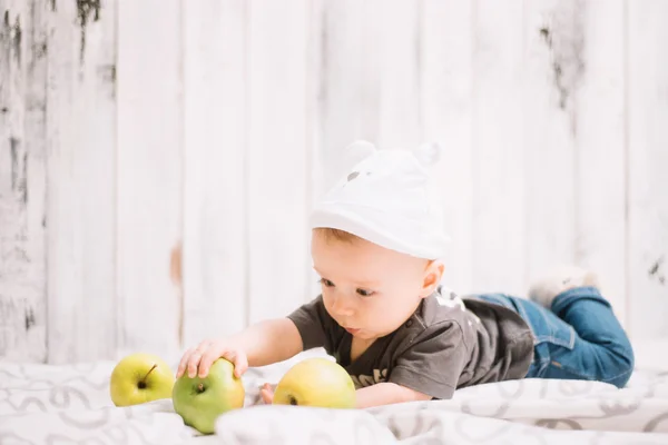 Menino está brincando com maçãs — Fotografia de Stock