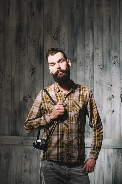 用相机的长胡须的男人 — 图库照片