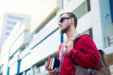 Öğrenci kitapları ve sırt çantası ile