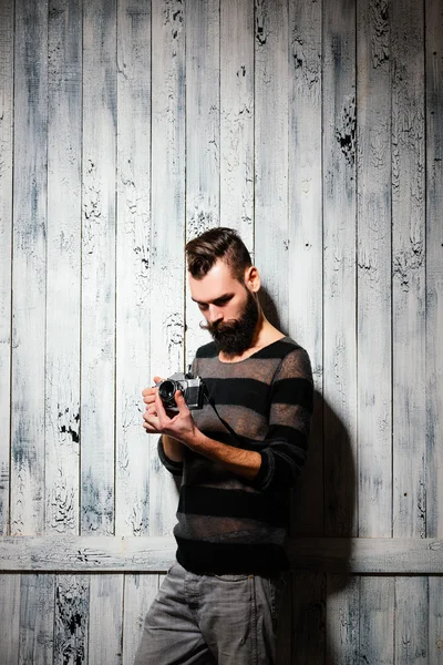 Hipster-Mann macht Foto mit Oldtimer-Filmkamera Stockfoto