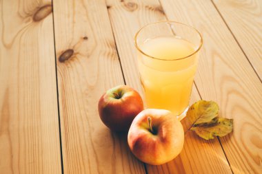 Taze elma suyu bir bardak ile.