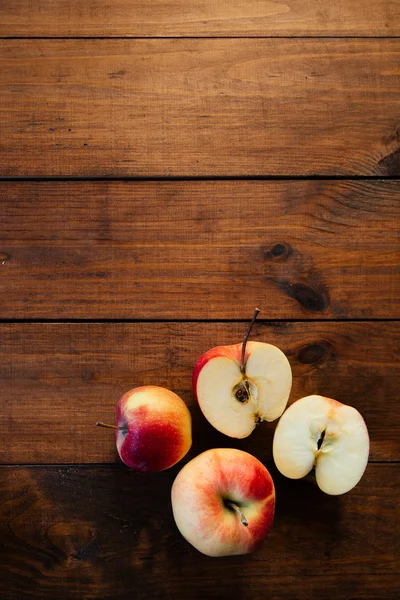 Groupe de pommes rouges avec une tranche . — Photo