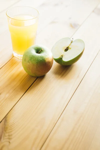 Grüner Apfel in Scheiben geschnitten mit einem Glas Saft. lizenzfreie Stockfotos