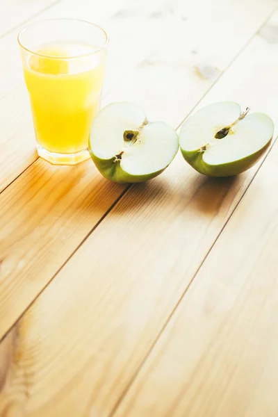 Grüner Apfel in Scheiben geschnitten mit einem Glas Saft. lizenzfreie Stockfotos