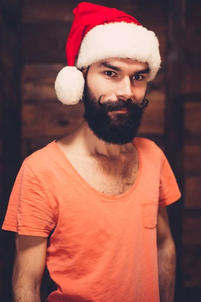 Bärtiger Kerl mit Weihnachtsmütze. lizenzfreie Stockbilder