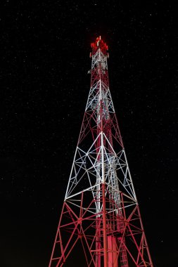 Yıldız içinde belgili tanımlık geçmiş ile gece radyo kuleleri
