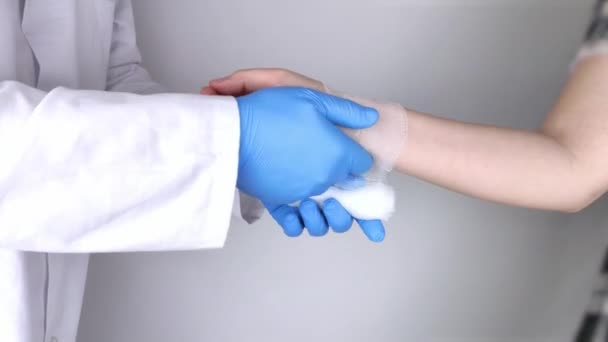 Travmatolog Hastanın Bileğine Bandaj Uygular Kırık Burkulmalara Yardım Etme Konsepti — Stok video