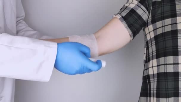 Travmatolog Kadın Hastanın Dirseğine Bandaj Yapıştırdı Kırıklar Burkulmalar Için Yardım — Stok video