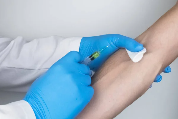 Lekarz Niebieskich Rękawiczkach Medycznych Wykonuje Wstrzyknięcie Dożylne Podawanie Dożylne Leku — Zdjęcie stockowe