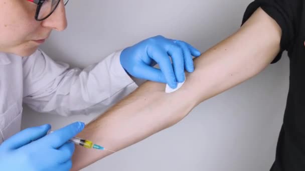 Médecin Gants Médicaux Bleus Fait Une Injection Dans Une Veine — Video