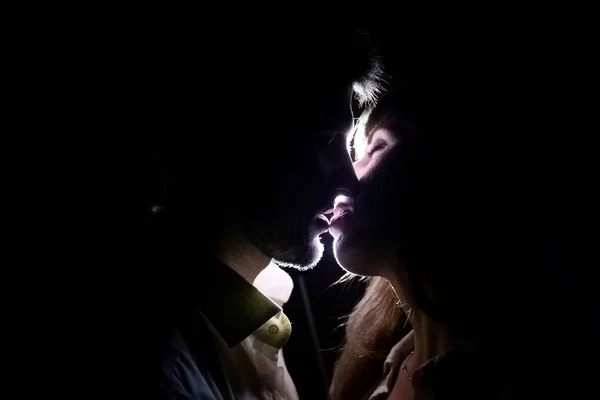 Couple Lovers Kiss Night Light Black Background Rays Visible Passing — Stock Photo, Image