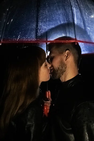 Casal Apaixonado Sob Guarda Chuva Beijando Chuva Está Caindo Sobre — Fotografia de Stock