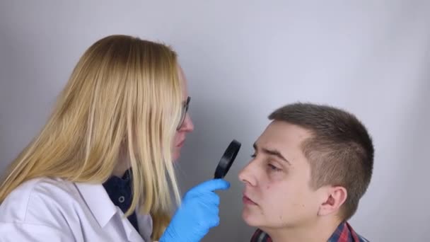 Acné Puntos Negros Cerca Hombre Está Siendo Examinado Por Médico — Vídeo de stock