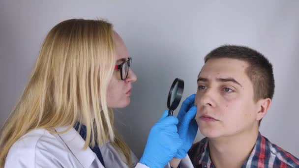 Acne Zwarte Stippen Close Een Man Wordt Onderzocht Door Een — Stockvideo