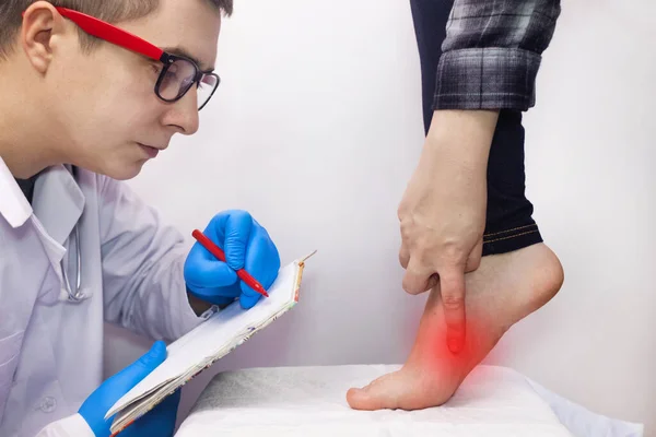Bir Ortopedi Cerrahı Bir Kadının Bacağını Muayene Eder Ayak Ağrısı — Stok fotoğraf