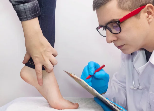 Egy Ortopéd Sebész Megvizsgálja Egy Lábát Lábfájdalom Ínrándulás Gyulladás Lapos — Stock Fotó