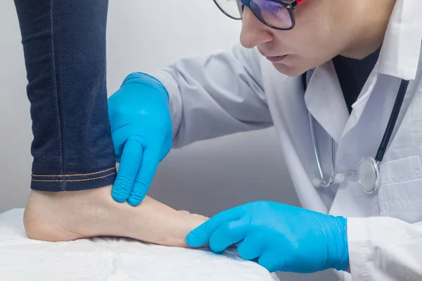 Cirujano Ortopédico Examina Pierna Una Mujer Dolor Los Pies Esguinces — Foto de Stock