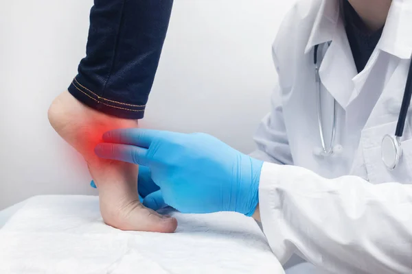Ortoped Undersöker Kvinnas Ben Fotsmärta Senstukningar Inflammation Platta Fötter Bursit — Stockfoto