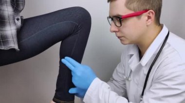 Kadın buzağı faresinde ağrıdan muzdarip. Travma, miyozit, sinir hasarı veya osteoartrit için diz tedavisi konsepti. Doktor muayene ediyor.