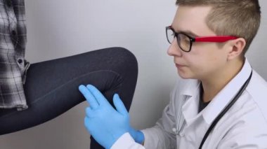Bir kadın kalçasının iç kısmından acı çeker. Travma, miyozit, hasarlı sinir uçlu osteoartrit için kalça eklemini tedavi etme kavramı. Doktor muayene ediyor.
