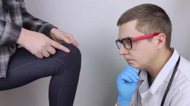 Une Femme Souffre Douleurs Genou Examen Par Orthopédiste Traumatologue Rougeur — Video