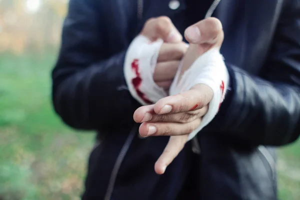 Bărbat Bandaj Sânge Degete Fundal Natural Sfârșitul Luptei Luptei Sângelui — Fotografie, imagine de stoc