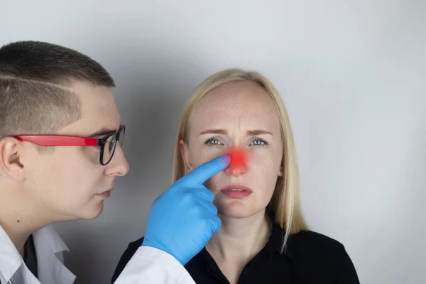 Neusbrugpijn Hoofdpijn Een Vrouw Houdt Zijn Neus Vast Met Zijn — Stockfoto