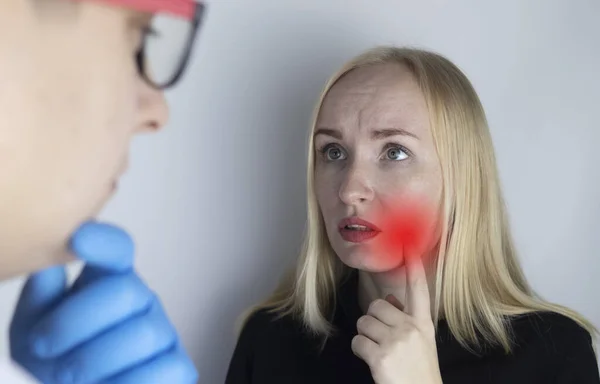 Uma Mulher Agarra Bochecha Pisca Lhe Dor Dente Conceito Problemas — Fotografia de Stock