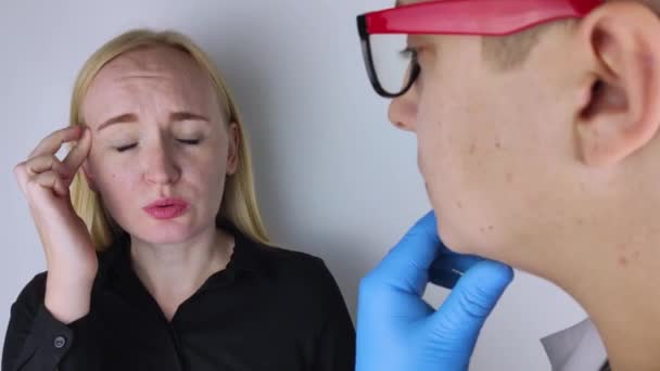 가손으로 머리를 편두통 현기증등을 느끼게 됩니다 스트레스나 의사의 — 비디오