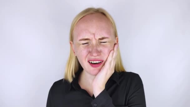 Seorang Wanita Menempel Pipinya Dan Meringis Kesakitan Giginya Konsep Masalah — Stok Video