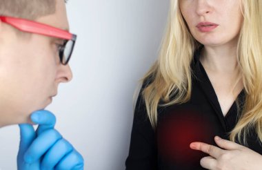 Bir kadın göğüs ağrısından muzdarip. Jinekolog-mamolog tarafından inceleniyor. Göğüs hastalıklarının önlenmesi, kanser, mastopati veya hormonal bozukluklar.