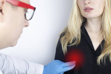 Bir kadın göğüs ağrısından muzdarip. Jinekolog-mamolog tarafından inceleniyor. Göğüs hastalıklarının önlenmesi, kanser, mastopati veya hormonal bozukluklar.