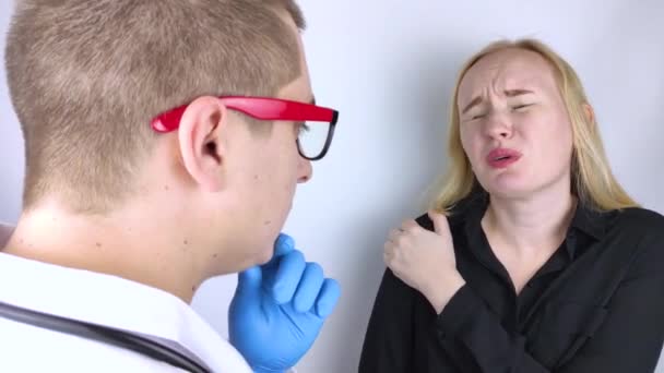 Bir Kadın Omuz Ağrısından Muzdarip Omuz Yaralanması Tendonit Burkulma Tendon — Stok video